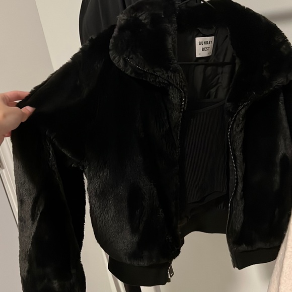 Aritzia sunday best bear bomber faux fur jacket - Picture 2 of 4